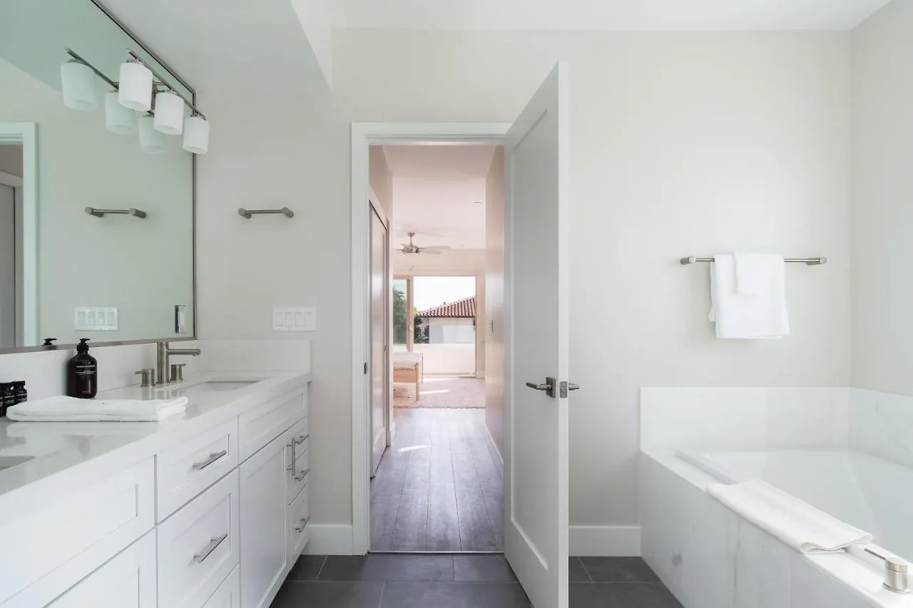 Semesterbostad Skyline - Modern Retreat W Spacious Patio & Rooftop Views