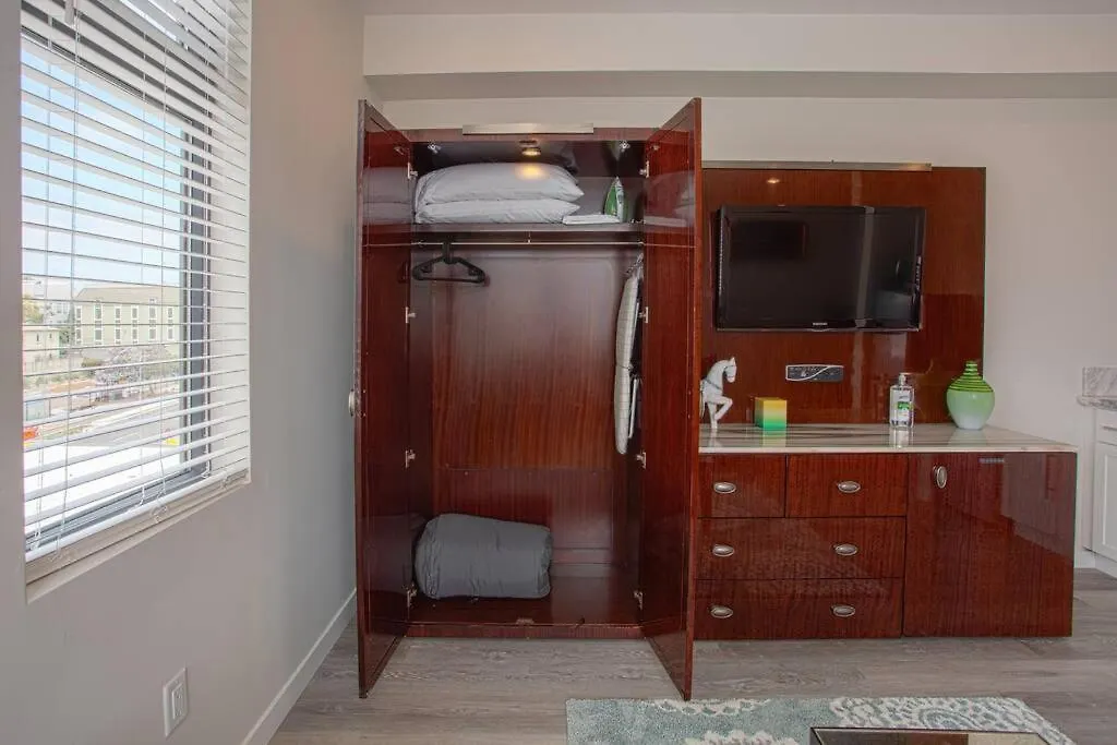 公寓 One Bedroom With Downtown View *