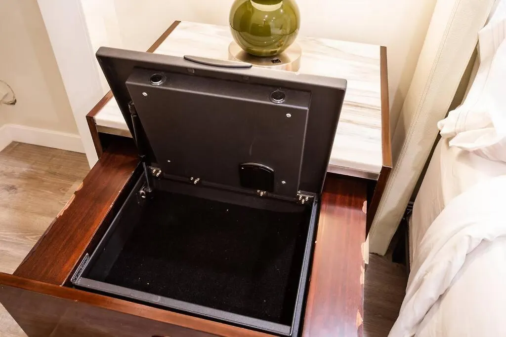 Spacious 1 Bedroom In Heart Of アパート