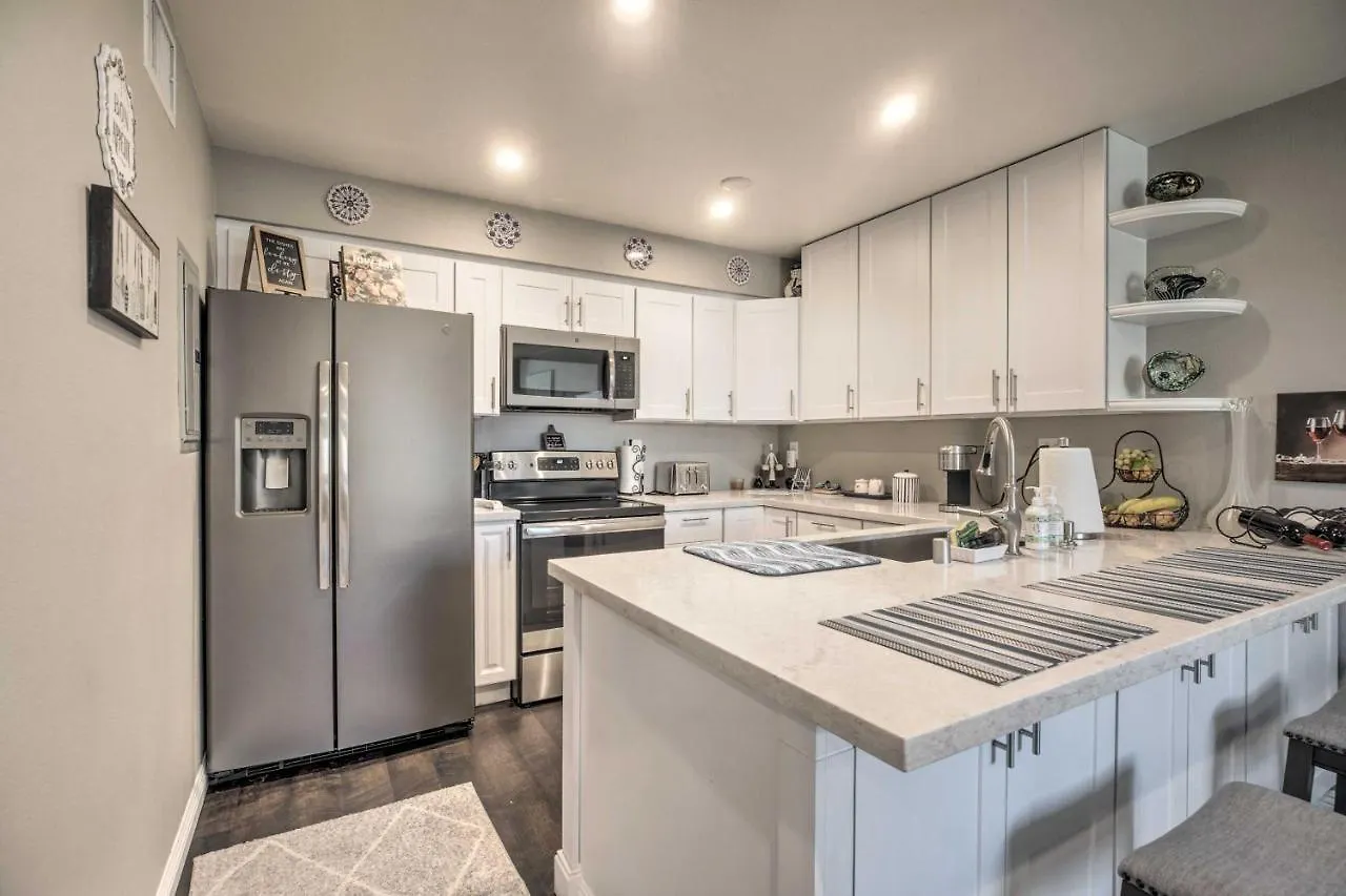 شقة Contemporary Gem With Community Pool!