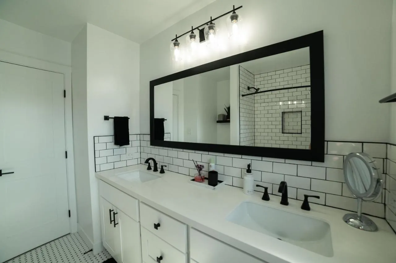 New Modern Luxury Estate - Pool, Slide, Grotto Holiday home San Diego