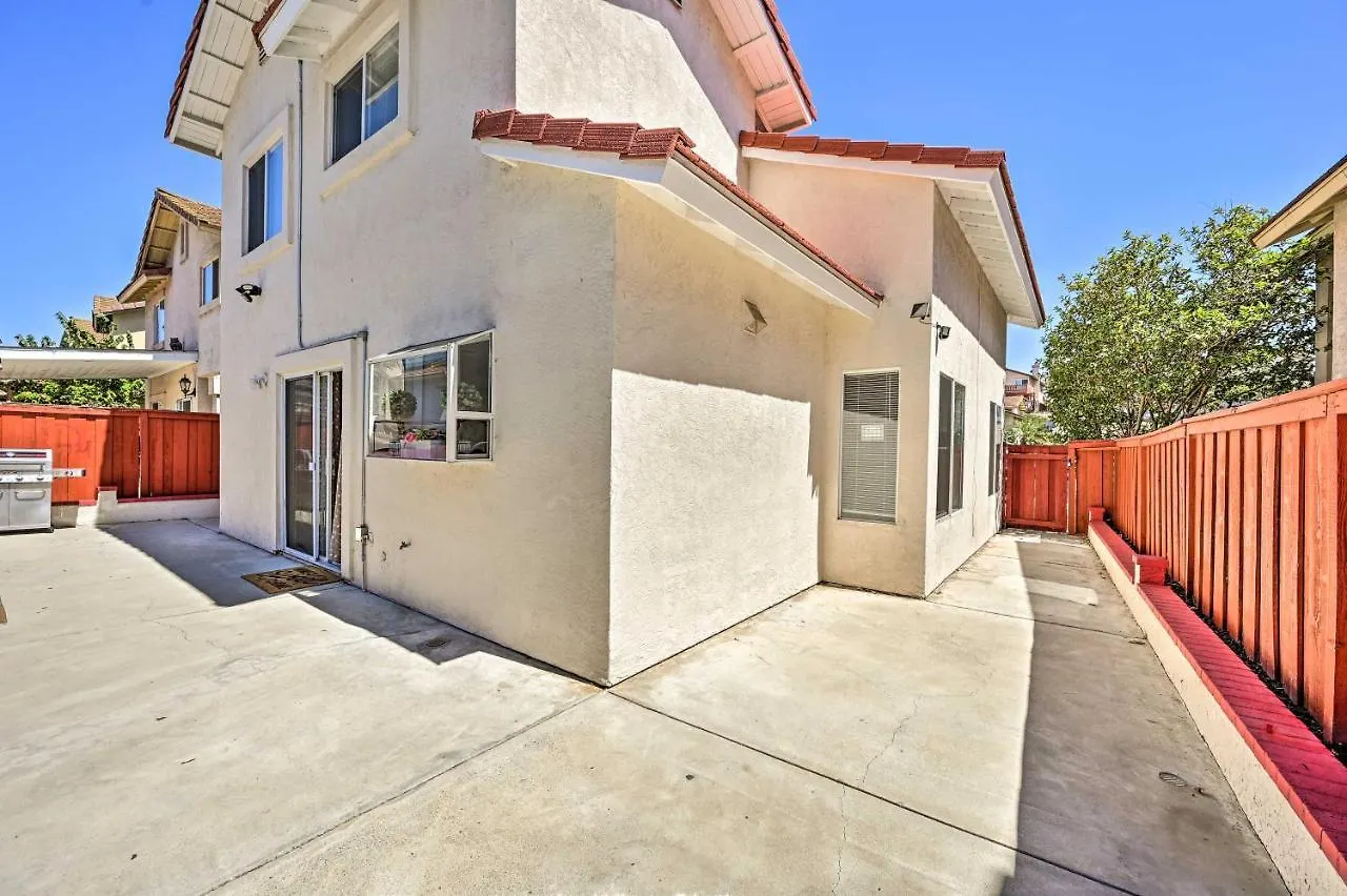 בית נופש Sanctuary With Hot Tub And Large Patio!