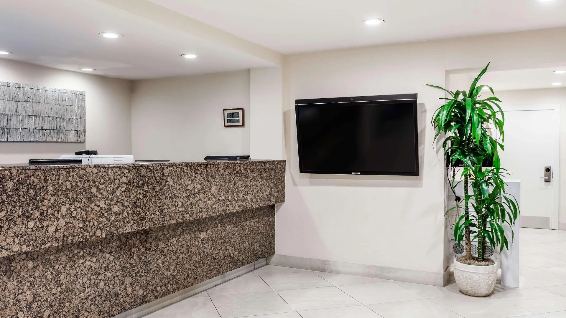 Days By Wyndham Circle Hotel San Diego