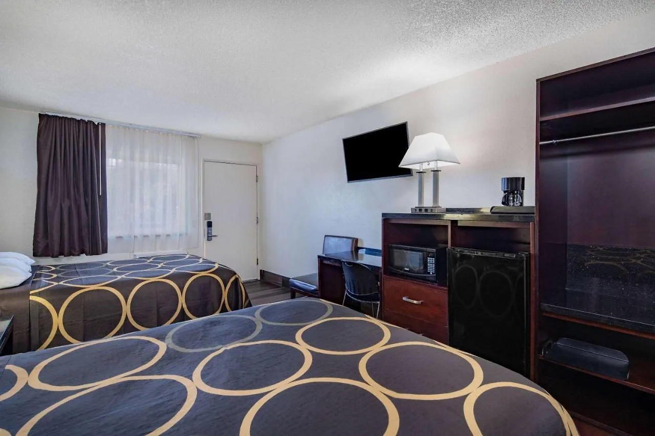 Super 8 By Wyndham Circle Hotel