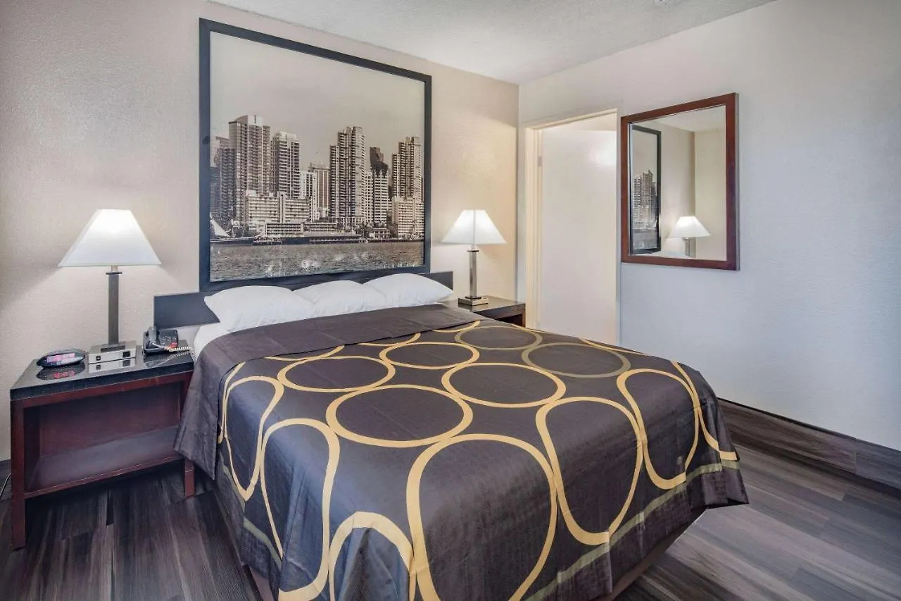 Super 8 By Wyndham Circle Hotel