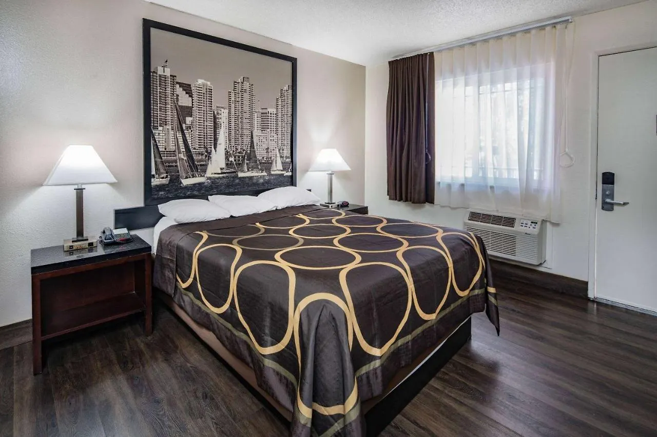 Super 8 By Wyndham Circle 2*