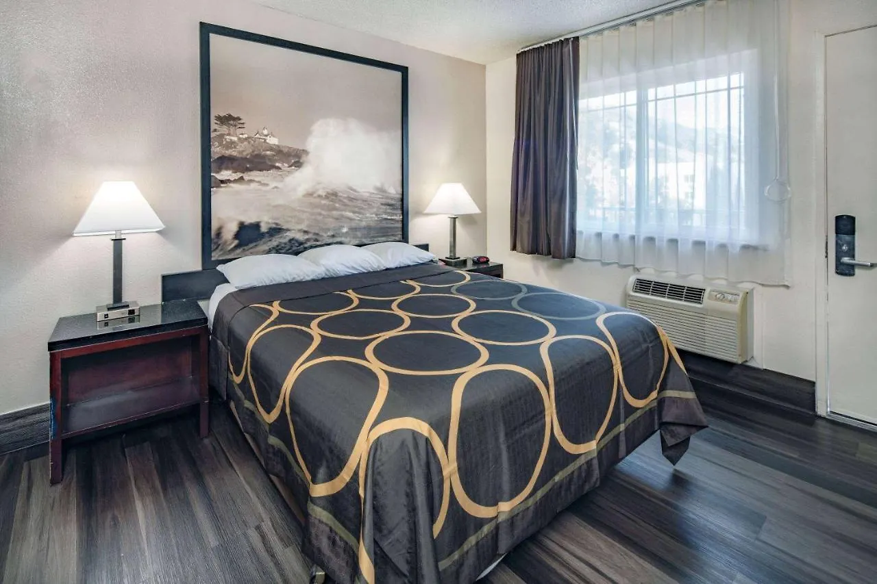 Hotel Super 8 By Wyndham Circle 2*