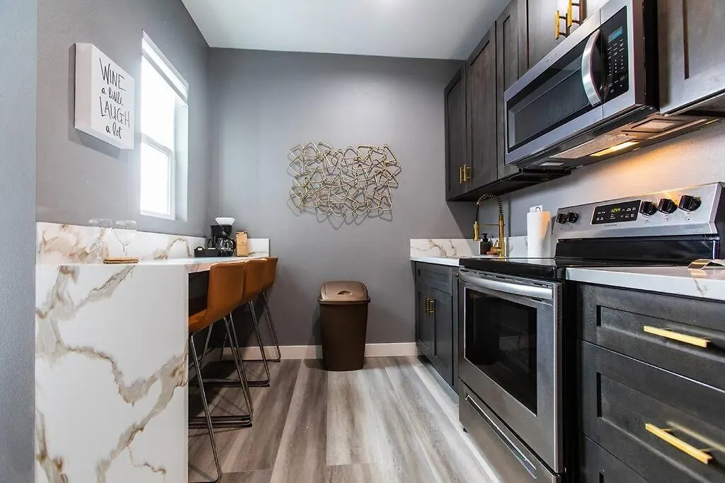 Professionals-restaurants-fastwifi-a C-desk- Pets *