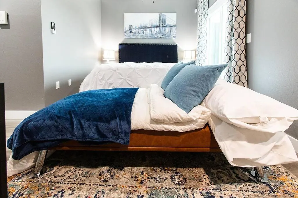 Professionals-restaurants-fastwifi-a C-desk- Pets Apartment San Diego