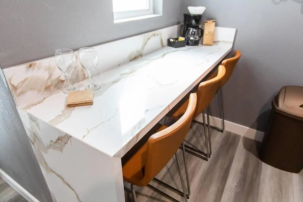 Apartment Professionals-restaurants-fastwifi-a C-desk- Pets