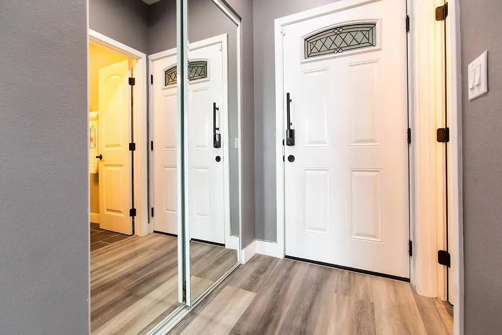 Apartment Professionals-restaurants-fastwifi-a C-desk- Pets *