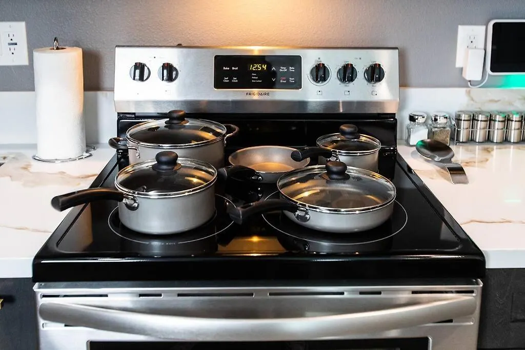 Apartment Professionals-restaurants-fastwifi-a C-desk- Pets