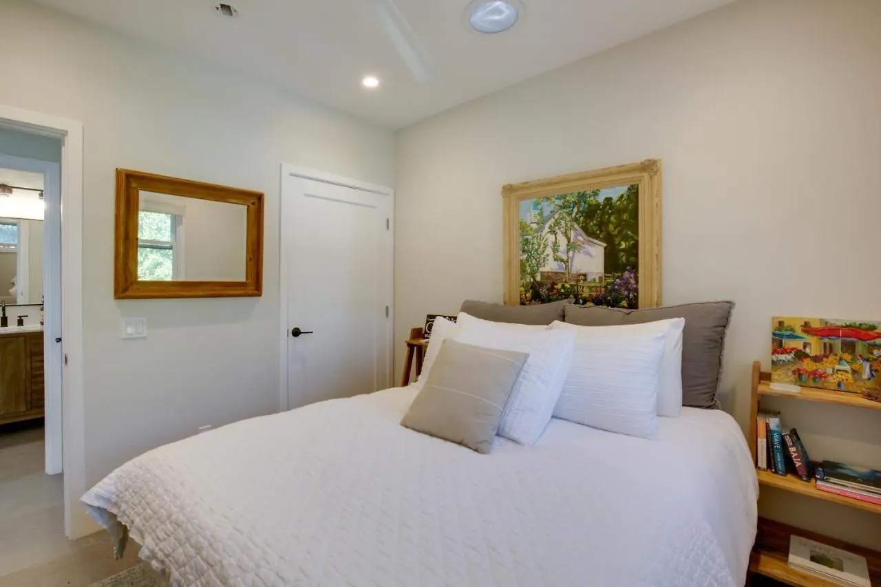 Serene Retreat With Deck - Walk To Bay! Holiday home