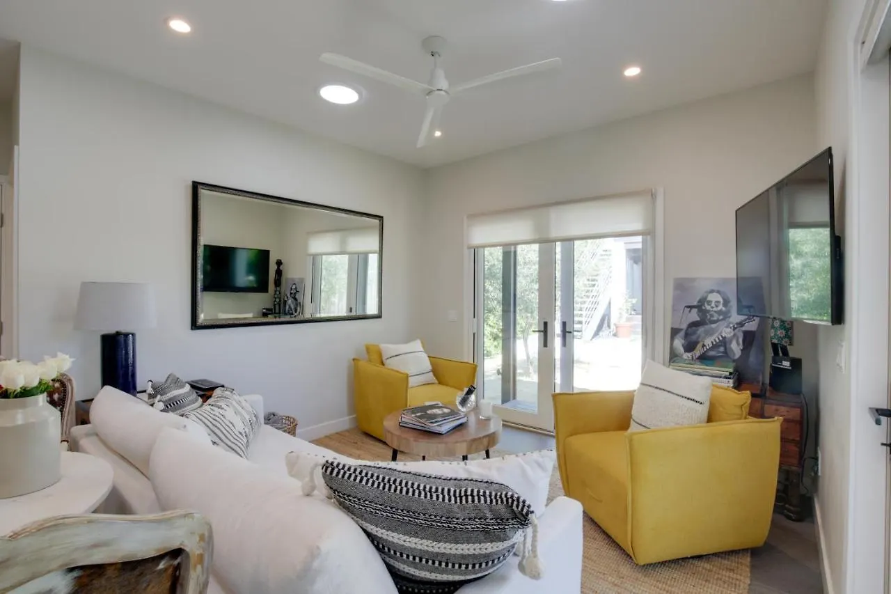 Serene Retreat With Deck - Walk To Bay! *