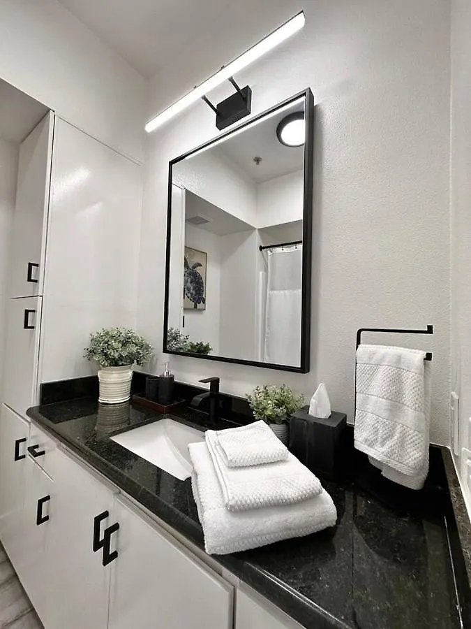 Luxurious Walking Distance To Bay!