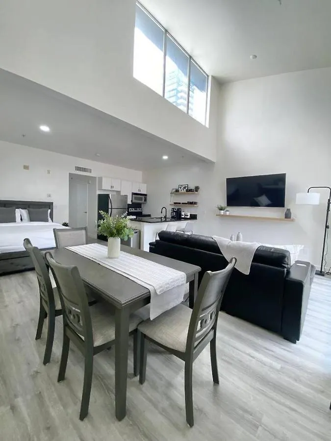 شقة Luxurious Walking Distance To Bay! *