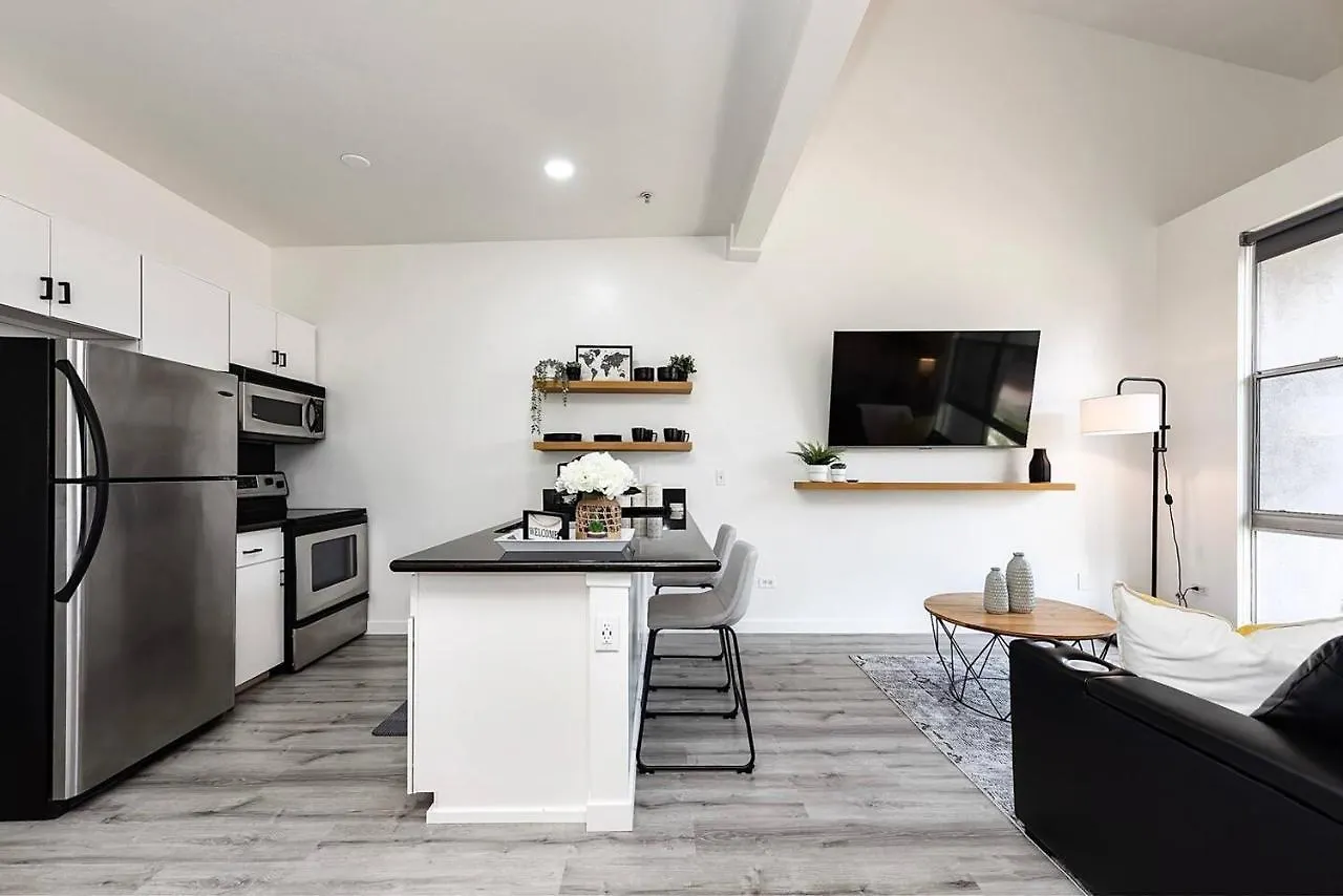 Luxurious Walking Distance To Bay! شقة *