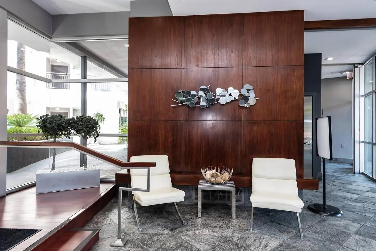 Luxurious Walking Distance To Bay! شقة