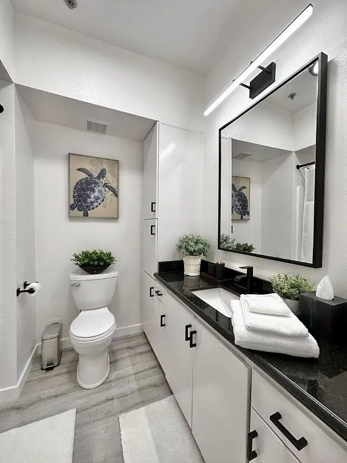 Luxurious Walking Distance To Bay! *