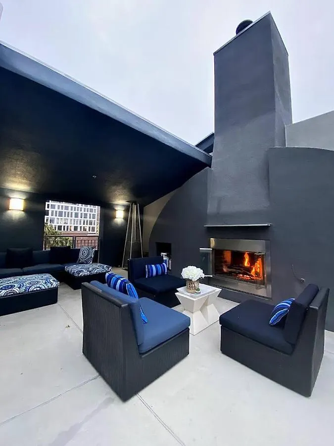 Luxurious Walking Distance To Bay! شقة *