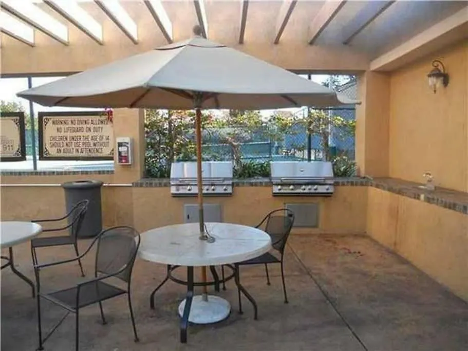 Corner 2-story One Bedroom La Jolla Daire *