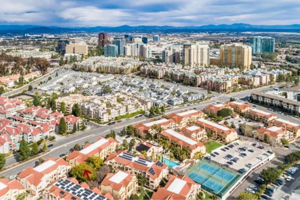 Corner 2-story One Bedroom La Jolla Daire *