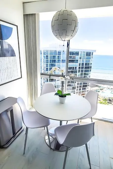 아파트 Luxury Beach-front High-rise