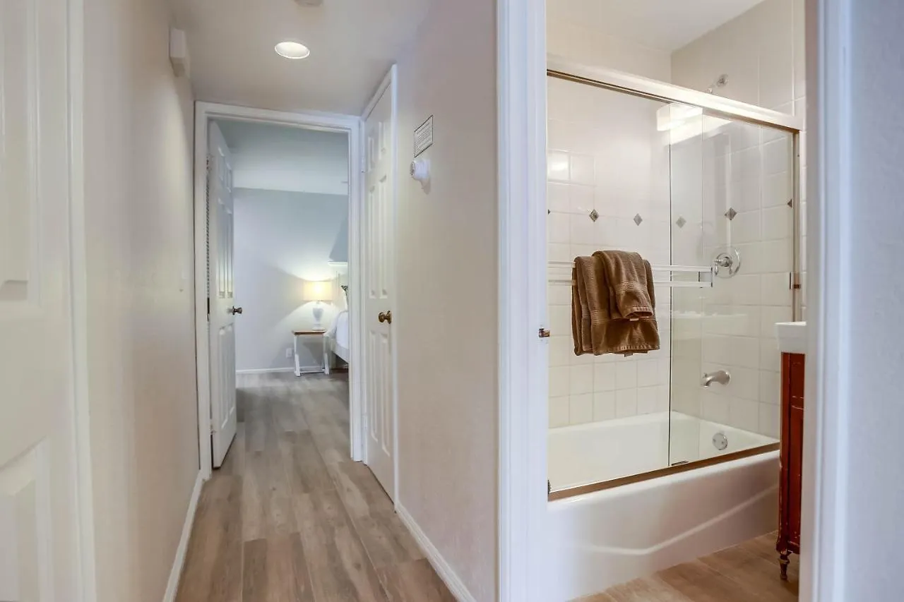Ormond Oasis - Large Private Patio, Washerdryer, Pet Friendly & Steps2sand! 度假居 *