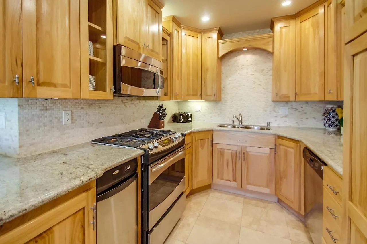 Rooftop Paradise W Private Patio, Garage & Ac