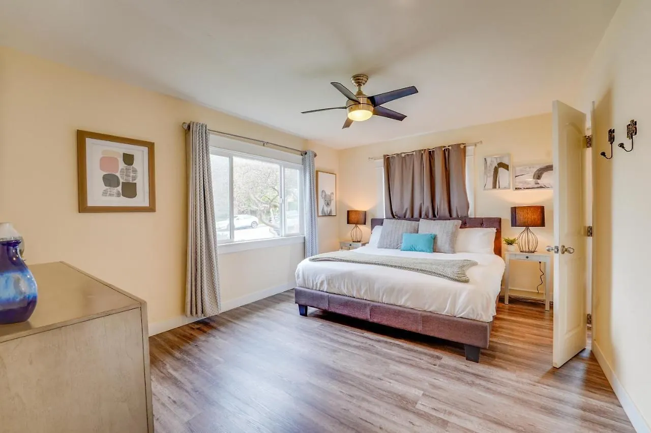 La Jolla Oasis - Pet Friendly, Large Backyard, Walk2beach & Location! 샌디에이고