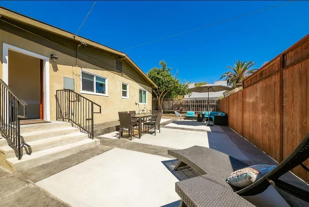 La Jolla Oasis - Pet Friendly, Large Backyard, Walk2beach & Location! 펜션