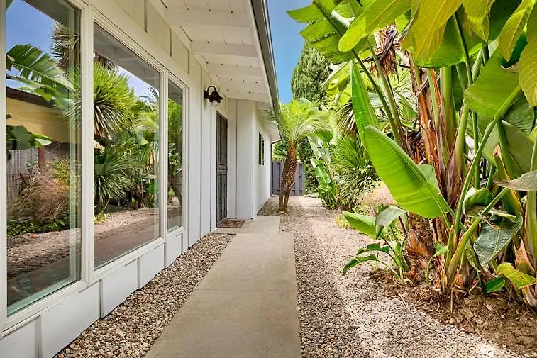 Semesterbostad Shores Perfection - Spa, Ac, Pet Friendly, Parking, Fire Pit & Massive Private Yard! *