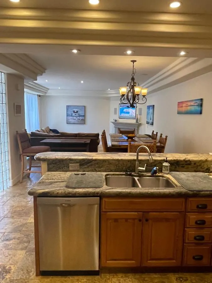 Apartment 2.5 Blocks From Law Street Beach! *