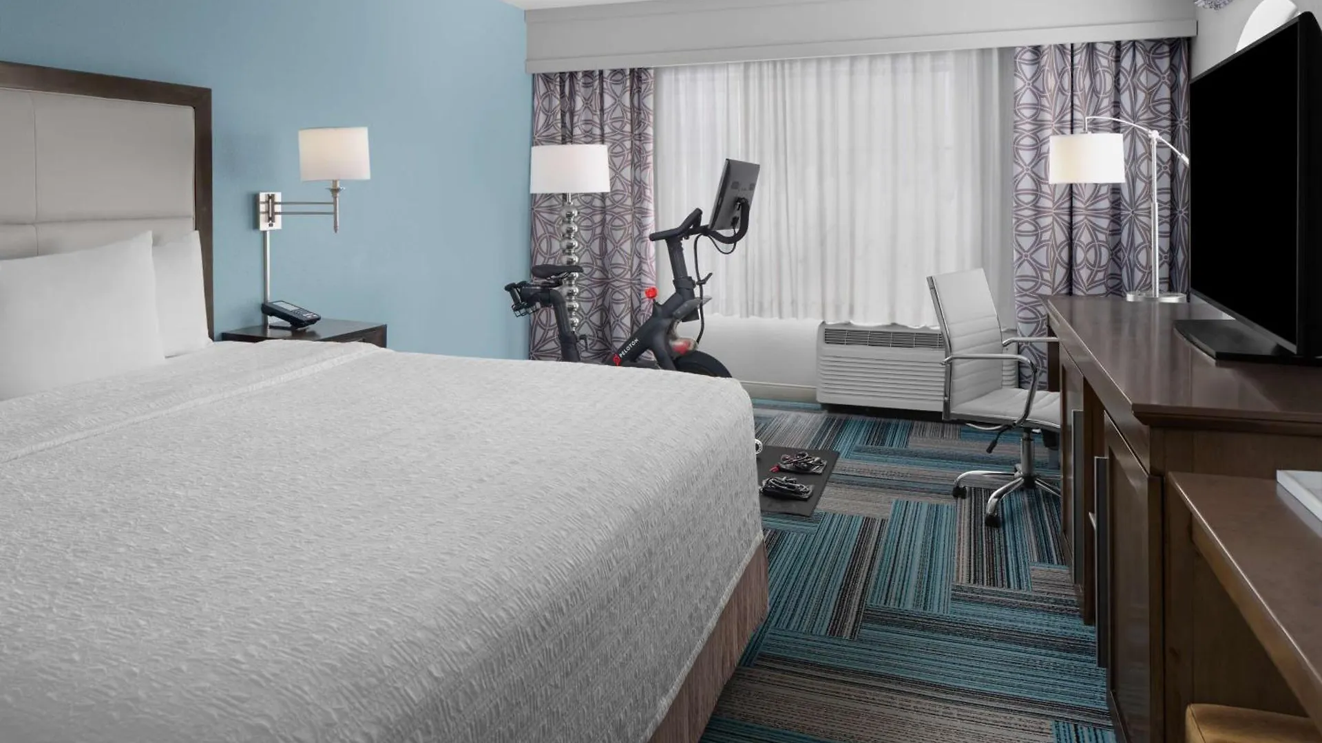 Hampton Downtown Hotel 3*
