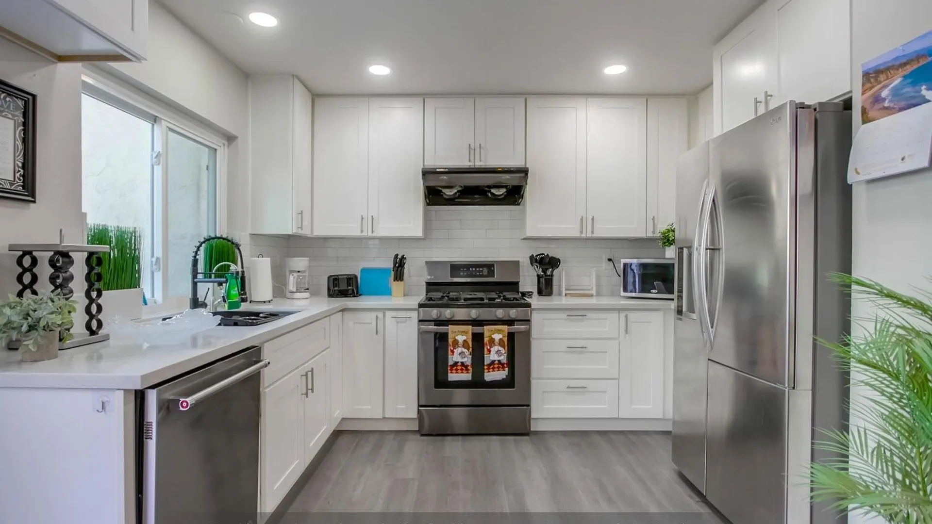 Entire Spacious 4-bedroom House W Free Pool Access, Garage & Parking In Prime Location *