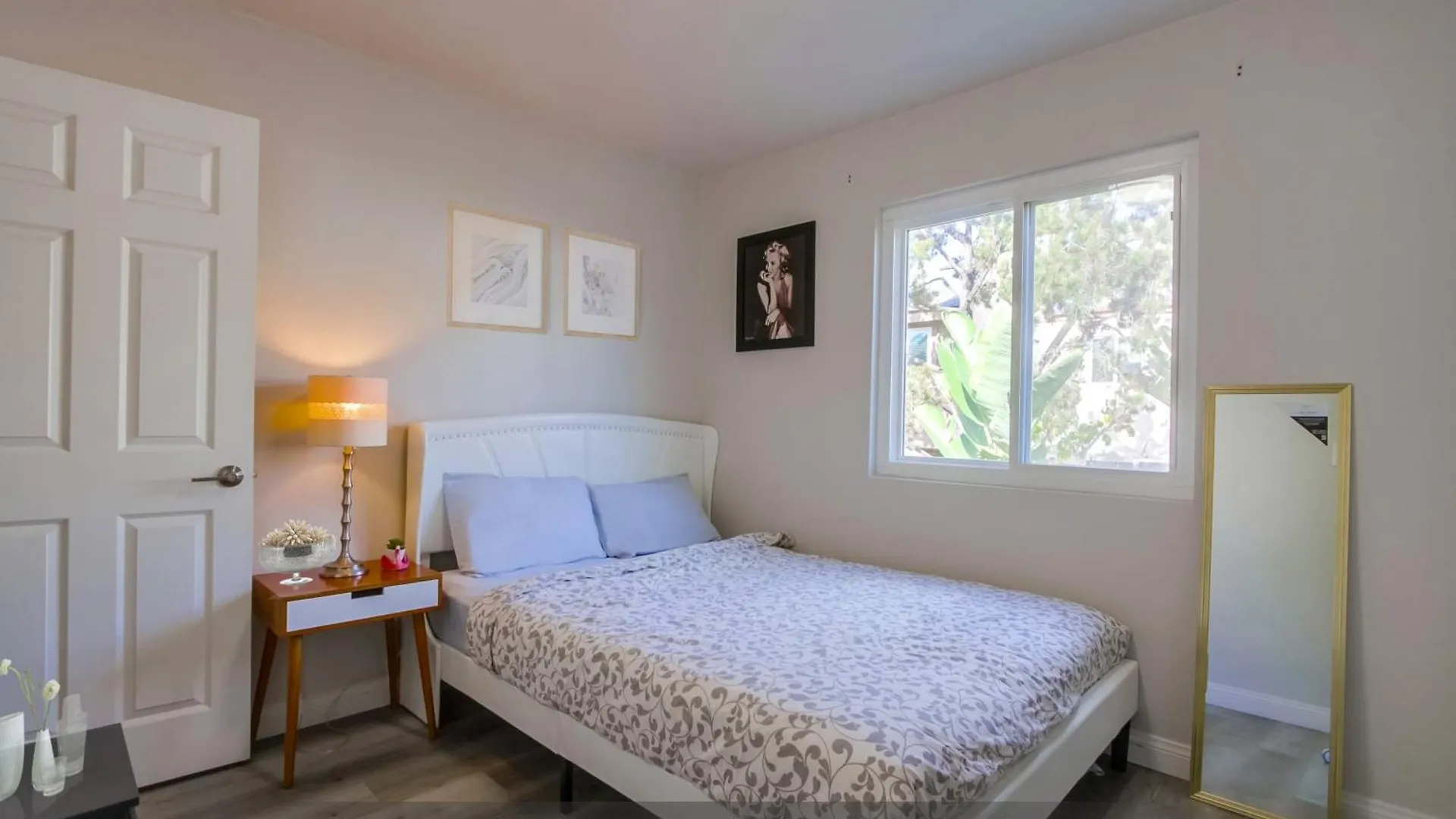 Entire Spacious 4-bedroom House W Free Pool Access, Garage & Parking In Prime Location