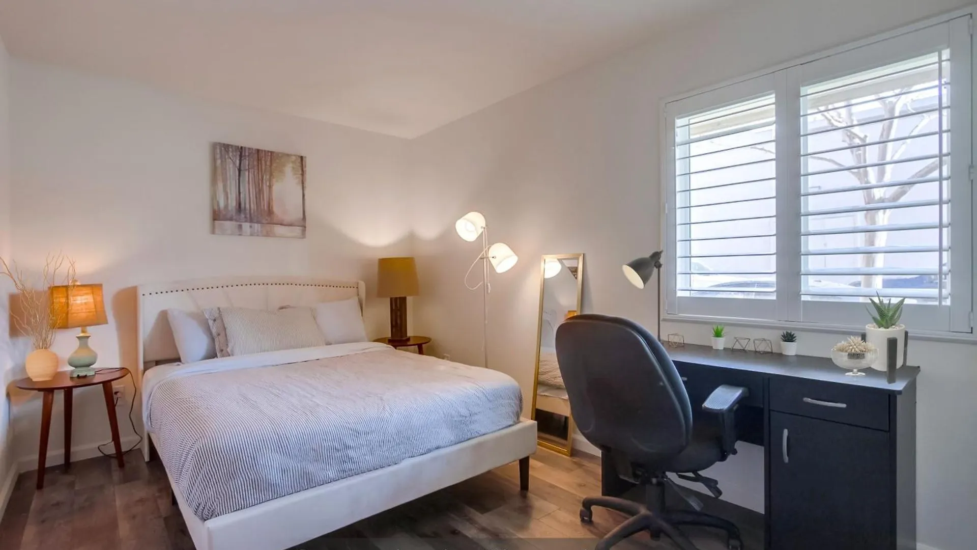 Entire Spacious 4-bedroom House W Free Pool Access, Garage & Parking In Prime Location *