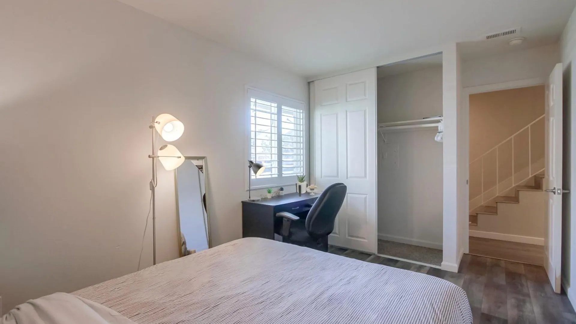 Entire Spacious 4-bedroom House W Free Pool Access, Garage & Parking In Prime Location