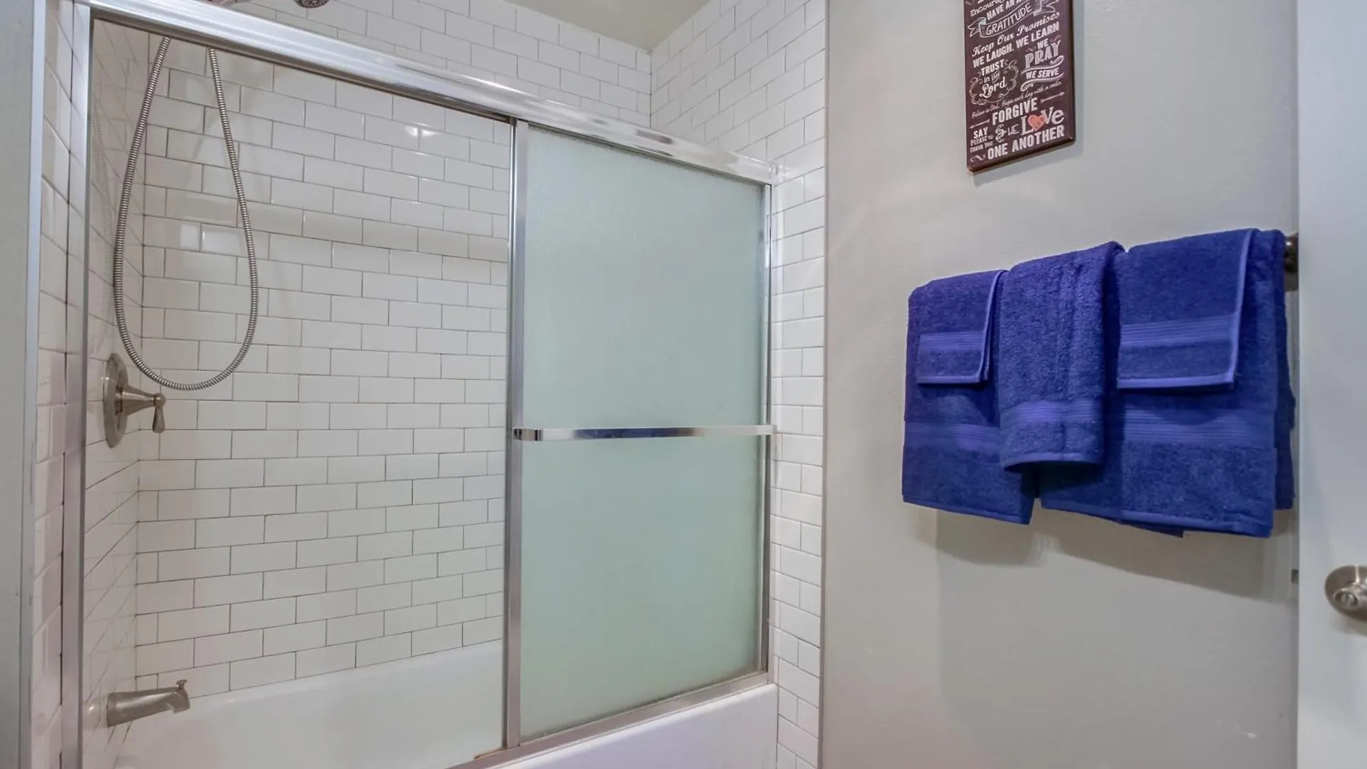Entire Spacious 4-bedroom House W Free Pool Access, Garage & Parking In Prime Location