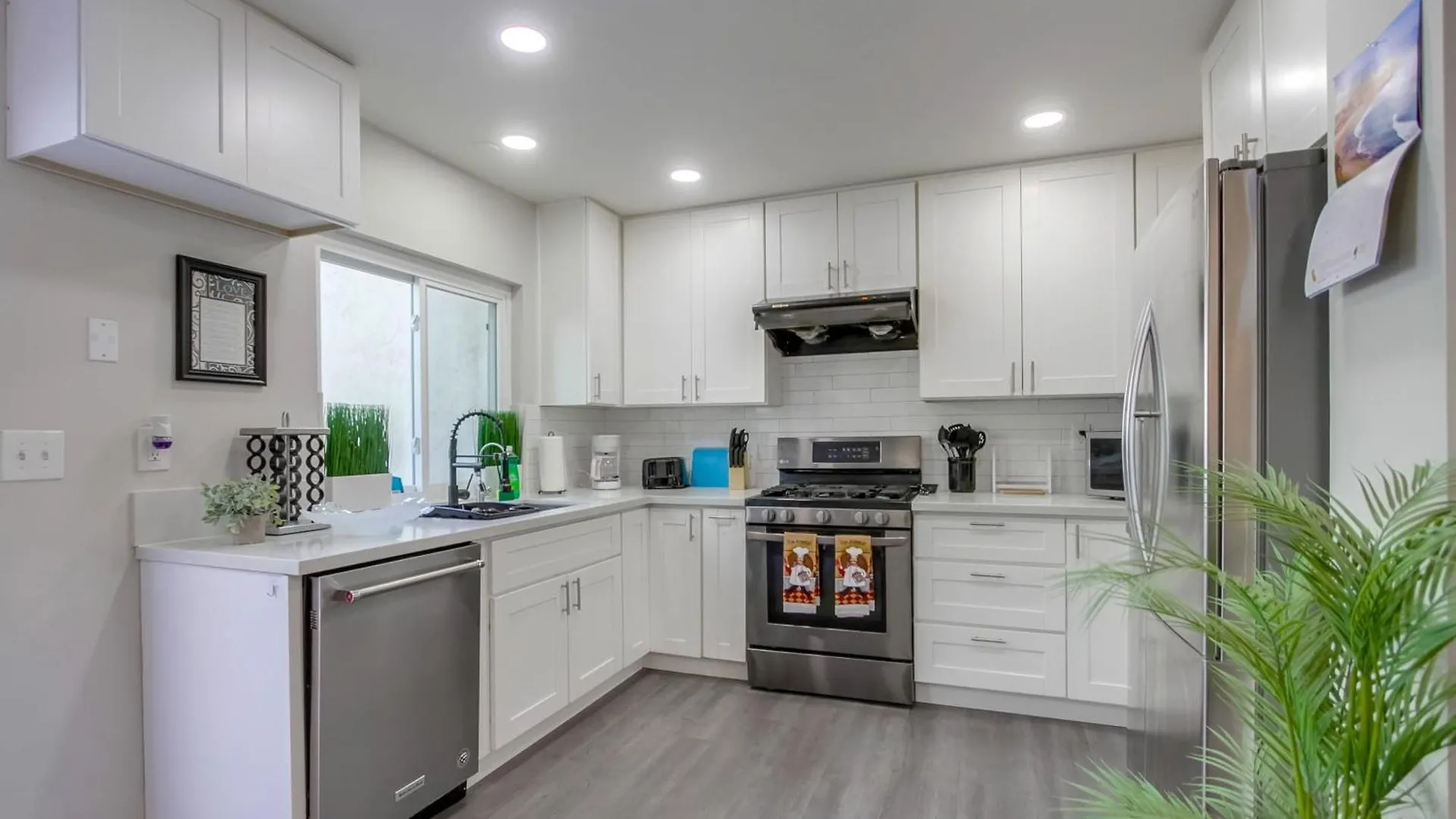 Entire Spacious 4-bedroom House W Free Pool Access, Garage & Parking In Prime Location בית נופש *