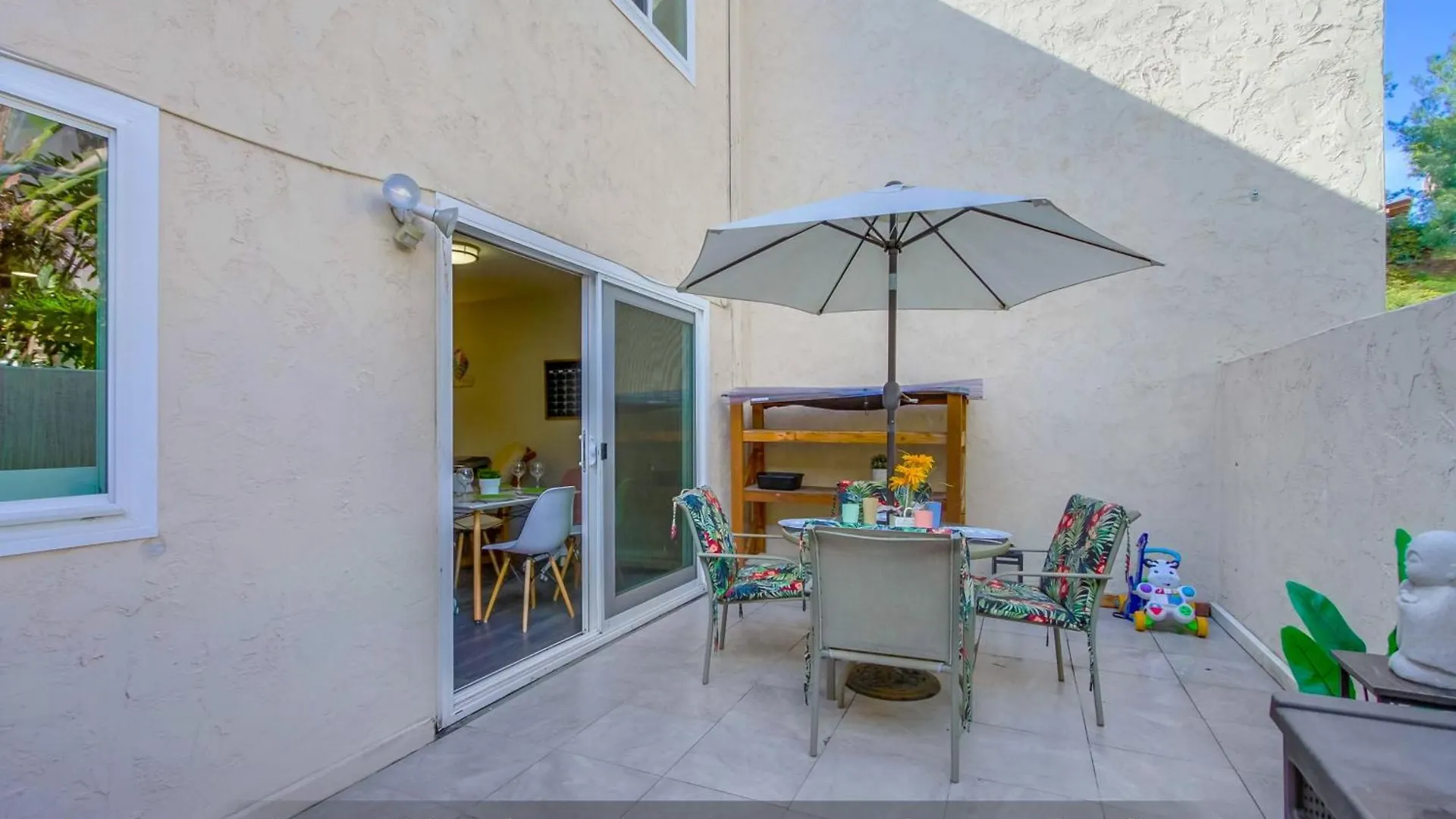 Entire Spacious 4-bedroom House W Free Pool Access, Garage & Parking In Prime Location