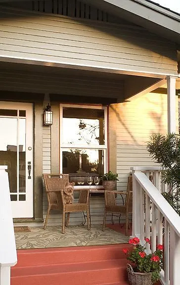 Inn Hillcrest House Bed & Breakfast 3*