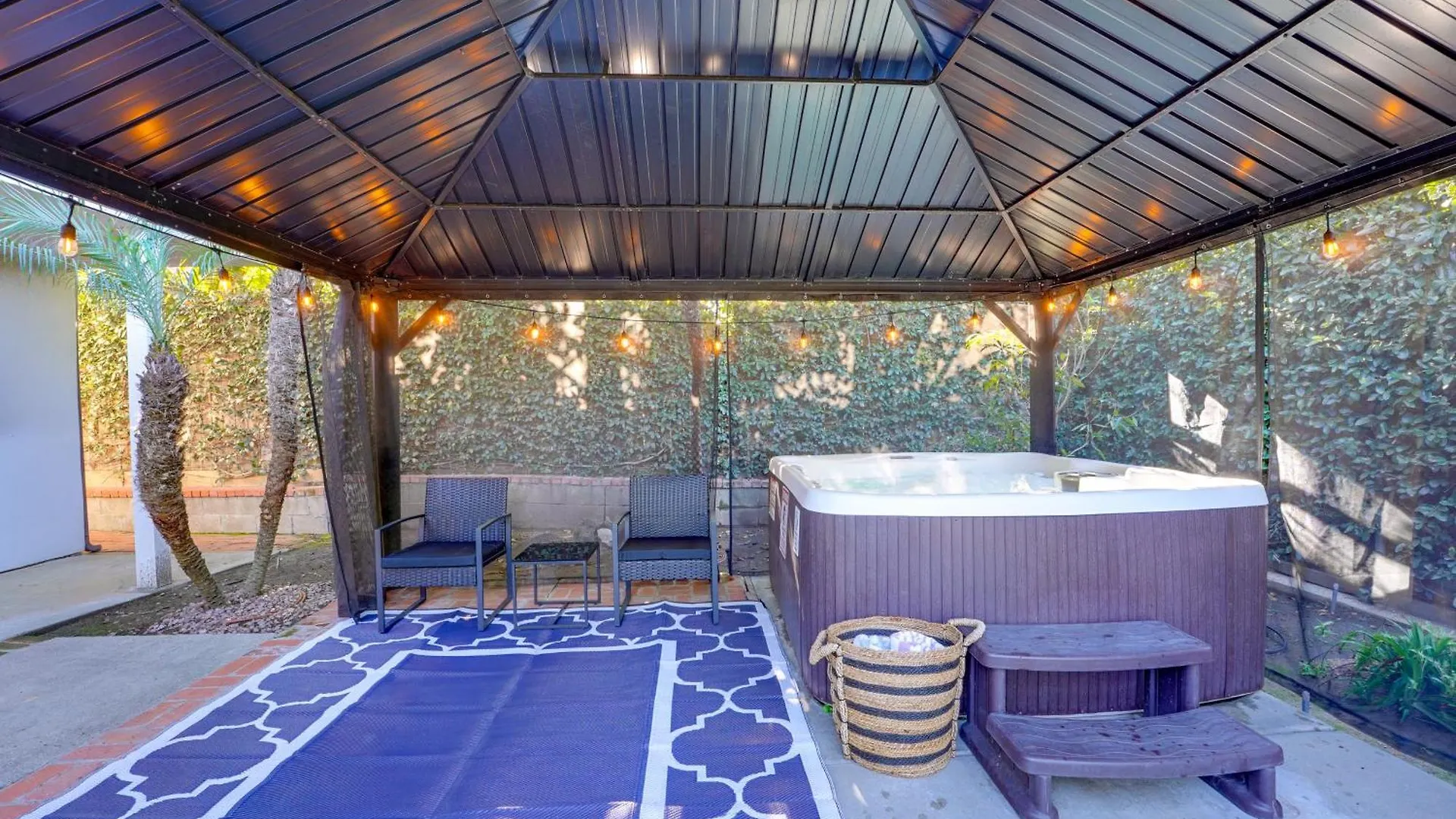Tatil Evi Shores Perfection - Spa, Ac, Pet Friendly, Parking, Fire Pit & Massive Private Yard!