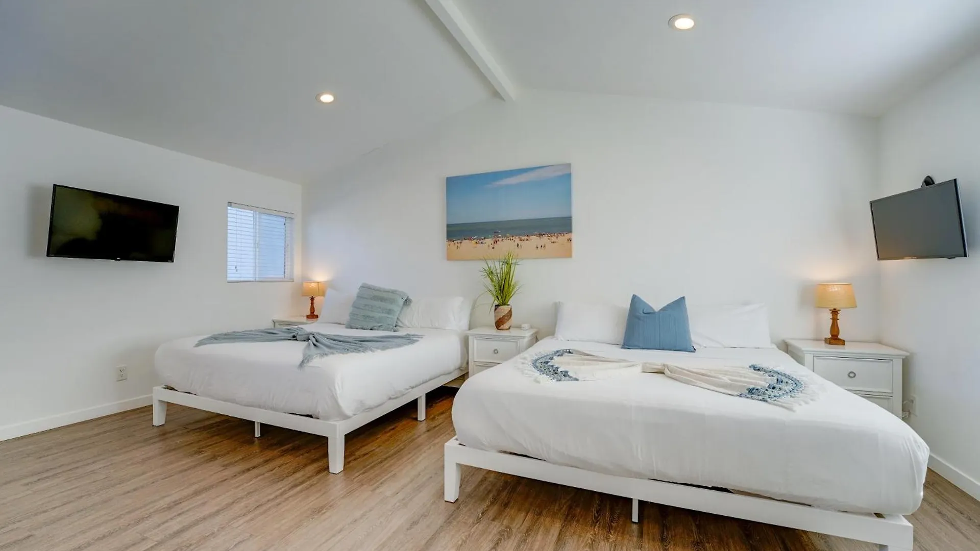 Tatil Evi Shores Perfection - Spa, Ac, Pet Friendly, Parking, Fire Pit & Massive Private Yard!