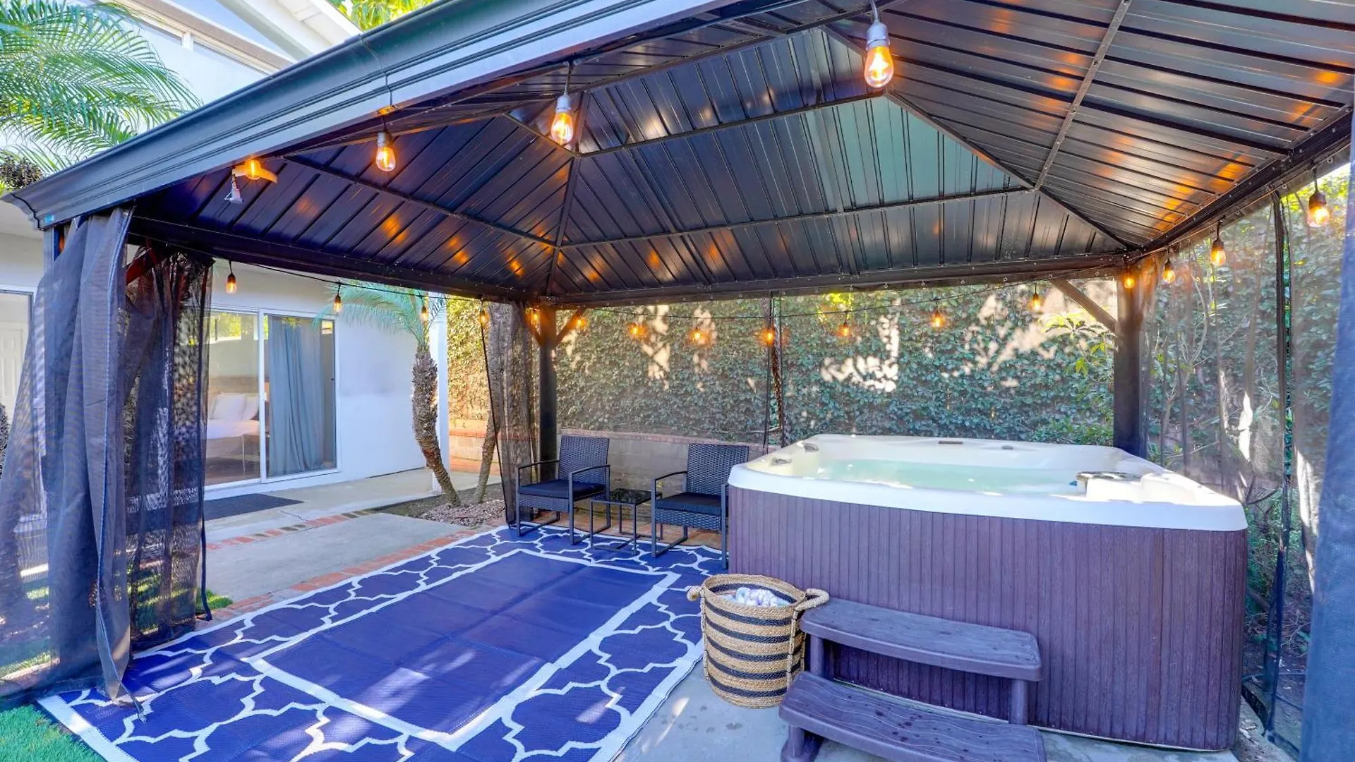 Semesterbostad Shores Perfection - Spa, Ac, Pet Friendly, Parking, Fire Pit & Massive Private Yard!