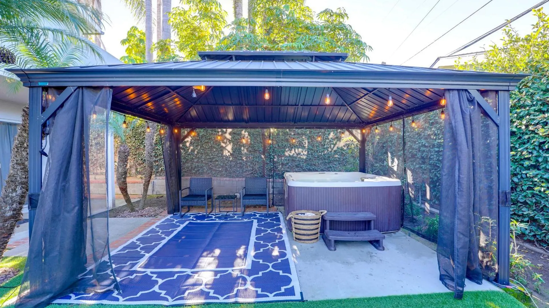 Semesterbostad Shores Perfection - Spa, Ac, Pet Friendly, Parking, Fire Pit & Massive Private Yard! *