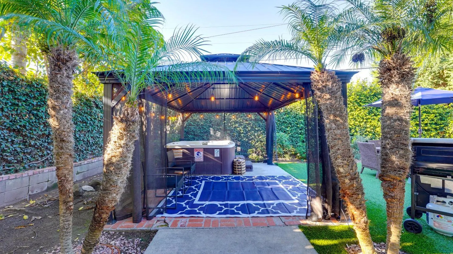 Shores Perfection - Spa, Ac, Pet Friendly, Parking, Fire Pit & Massive Private Yard! *