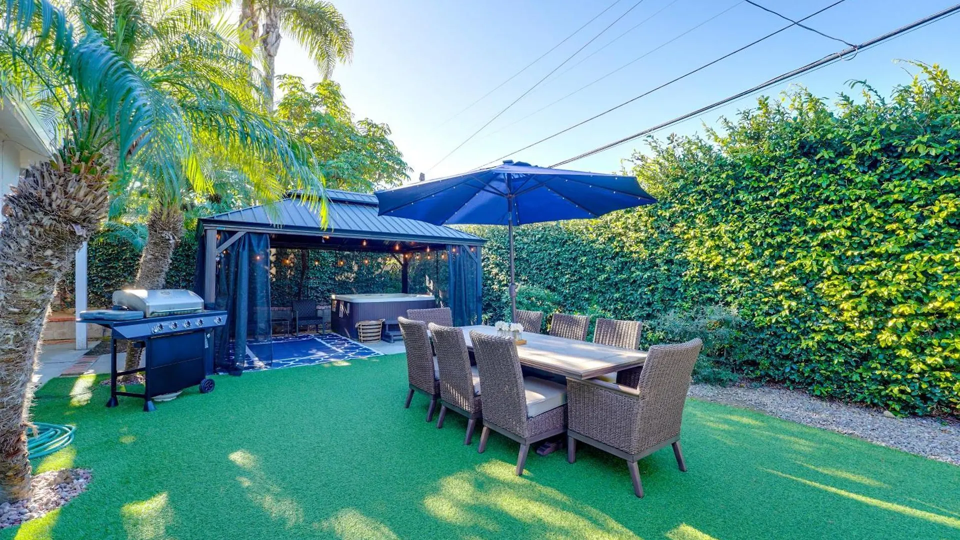 Shores Perfection - Spa, Ac, Pet Friendly, Parking, Fire Pit & Massive Private Yard!