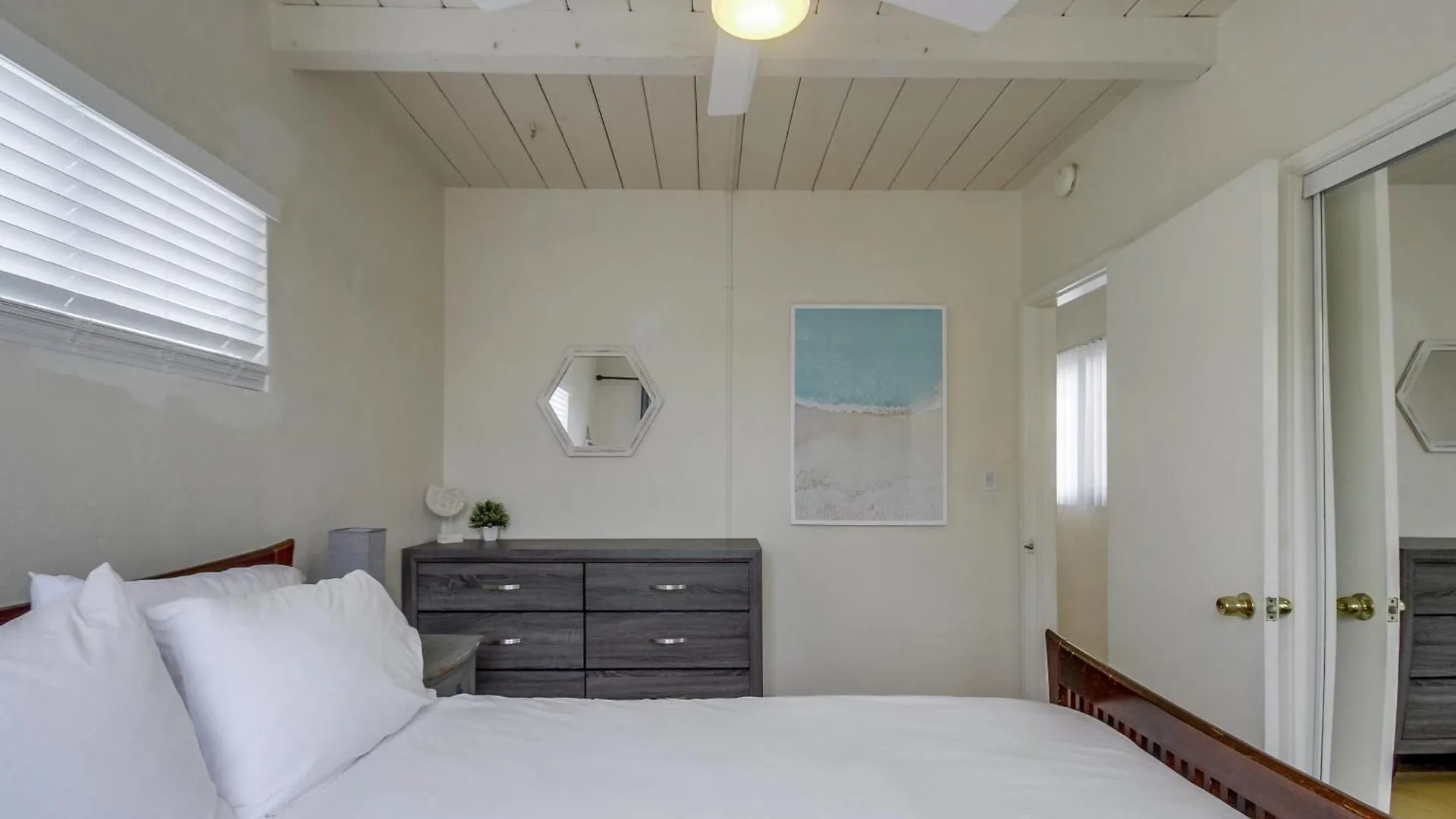 Dom wakacyjny Oceancatcher - Newly Remodeled 3 Bedroom Retreat With Ocean View In The Heart Of Mission Beach, Sleeps 10 San Diego