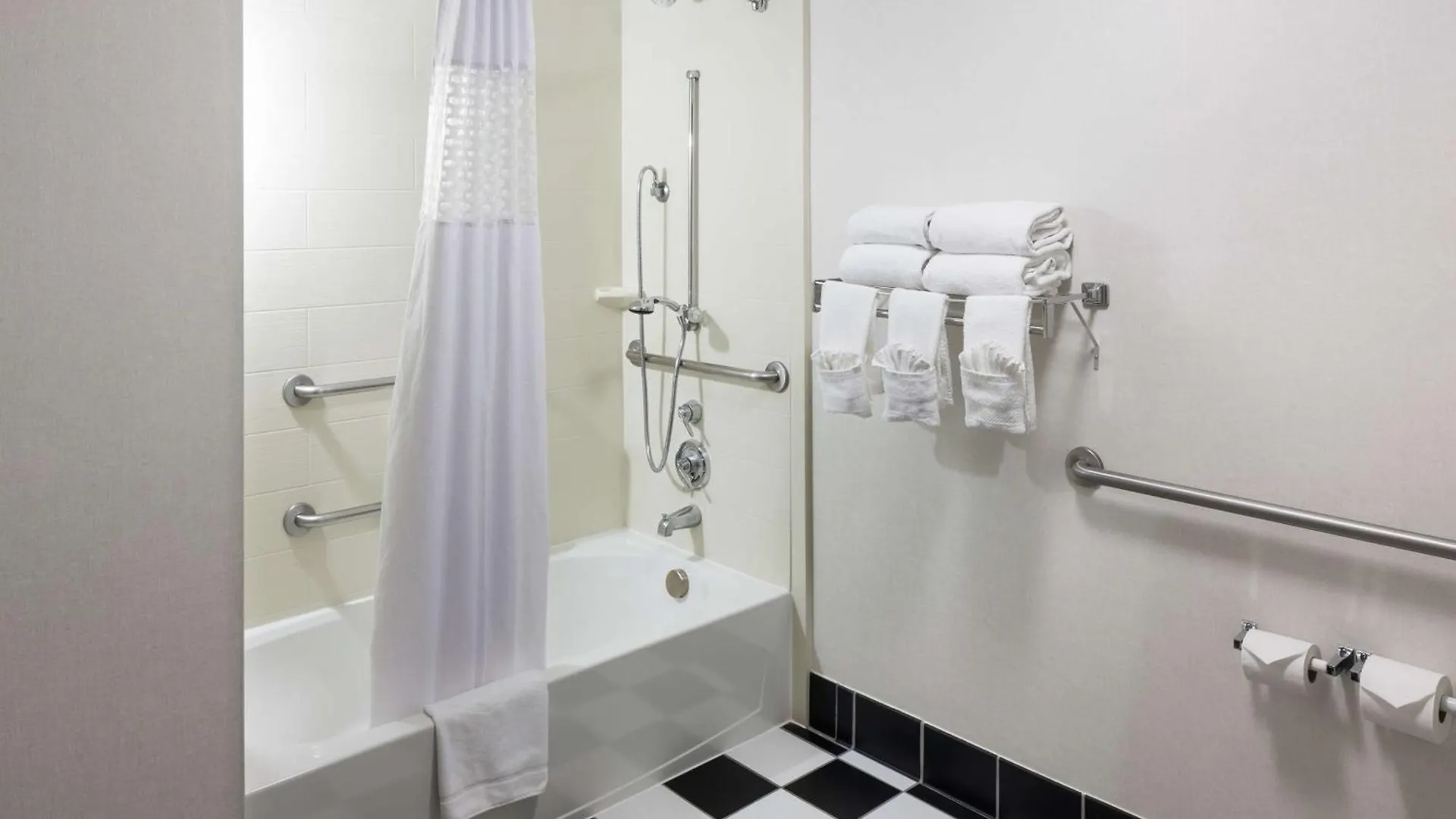 Hampton Downtown 3*